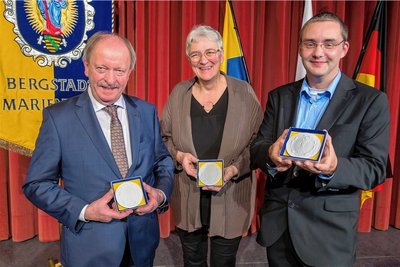 Schnitzer Wolfgang Blasius, Kulturschaffende Constanze Ulbricht und HSV-Präsident Thomas Ehnert (v. l.) - stellvertretend für die Marienberger Handballer - sind mit der höchsten Auszeichnung der Bergstadt, der Ehrenplakette in Weiß, ausgezeichnet worden.