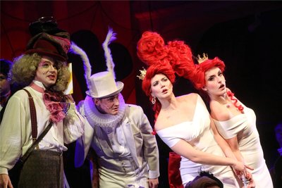Hutmacher (Yannik Gräf), Kaninchen (Lukas Reinsch) und die Herzköniginnen Kirsten Scott und Tonja Gold (v.l.).
