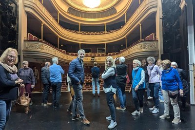 Die Theaterfreunde aus Clausthal-Zellerfeld und Goslar erlebten auch eine Führung mit Christine Zülch durch das Freiberger Theater.