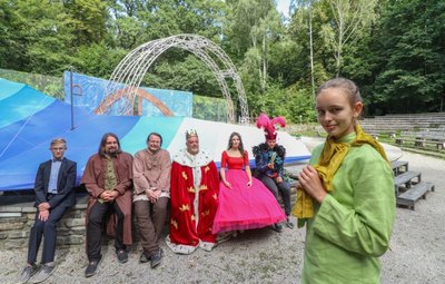 Nur ein Teil des Ensembles: Vorn Marie Fiebig als Prinz, hinten (von links) Konstantin Münster als Geschäftsmann, Dirk Fellendorf als Geograf, Frank Drescher als Säufer, Matthias Schüppel als König, Ann-Kathrin Thränert als Rose und Oliver Schüppel als der Eitle. 