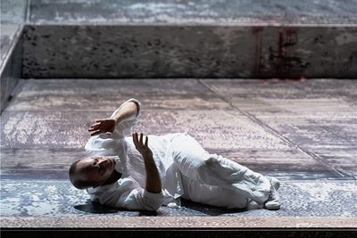 Als Blinder wird er zum Sehenden: In der von Jewgenij Titow inszenierten Oper "Œdipe" von George Enescu an der Komischen Oper Berlin liefert der Bariton Leigh Melrose in der Figur des Titelhelden eine beeindruckende Darbietung ab.