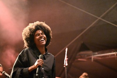 Mitreißende Lebensfreude: Sorvina, in Berlin lebende New Yorkerin, beim Rudolstadt-Festival.