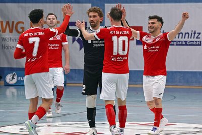 Jubel am Samstagnachmittag bei HOT 05 Futsal: Torhüter Dmytro Lytvynenko (Mitte) machte in der 40. Minute den 7:3-Endstand perfekt.