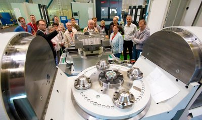 Sebastian Höbler führt die erste Gruppe während der "Spätschicht" durch die Montagehallen.