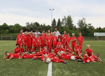 Die FSV-Zwickau-Profis Dominic Baumann (weißes Shirt, li.) und Filip Kusic (re.) leiteten eine Einheit auf dem Platz des ESV Lok Zwickau.