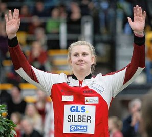 Konnte nach ihrem starken Auftritt die Arme in die Höhe strecken: Katharina Maisch. Bei den Deutschen Leichtathletik-Hallenmeisterschaften in Dortmund holte sich die LV-90-Starterin die Silbermedaille. 
