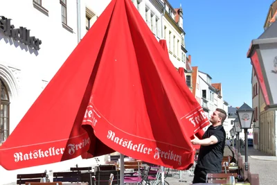Am Ratskeller am Obermarkt im Freiberg war am Mittwoch Premiere: Die Angestellten (Bitchiko Zurabashvili) haben Gartentischgarnituren und Sonnenschirme aufgebaut und geputzt.