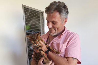 Endlich kann Jens Eckstein-Vollrath seine Kira wieder in die Arme schließen.