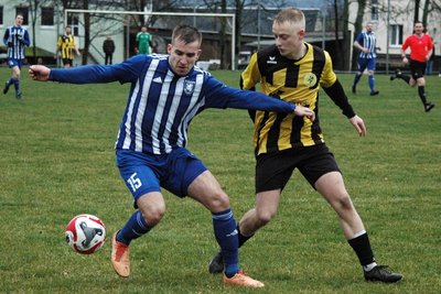 Duell der beiden Torschützen: Toni Hahn traf für den SV Germania zur Führung, Max Schulze (r.) glich danach mit einem Freistoß für den SC Altmittweida aus.