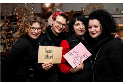 3. Ladies Shopping Night am Freitag in Freiberg: Im Geschäft „Mein Seifenstück“ auf der Erbischen Straße haben sich Verena Neubauer, Mary Arnold, Carolin Kästner und Nicole Schönhardt wohlgefühlt.