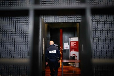 Der sogenannte Maskenmann hat vor Gericht in Frankreich bestritten, den kleinen Jonathan getötet zu haben.
