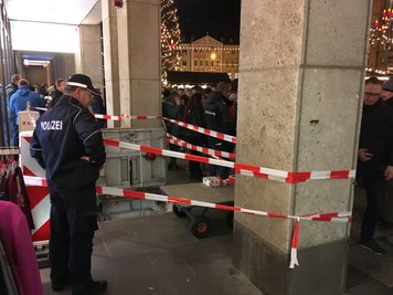 Die offene Klappe vor dem Geschäft Ernsting's Family.