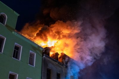 Das Feuer drohte auf ein angrenzendes Gebäude überzugreifen. Die Feuerwehr konnte das verhindern, Anwohner des Nachbargebäudes brachten sich rechtzeitig in Sicherheit. 