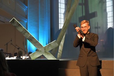 Zur letzten „Dracula“-Vorstellung am 1. April 2025 in der Freiberger Nikolaikirche kündigte der musikalische Leiter Bennet Eicke eine Spielplanänderung an: Statt des Musicals würden drei Bachkantaten gespielt. Natürlich ein Aprilscherz.