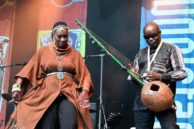 Die Sängerin Sadio Sidibe aus Mali eröffnete mit ihrer Band das diesjährige Rudolstadt-Festival. Foto: Matthias Zwarg