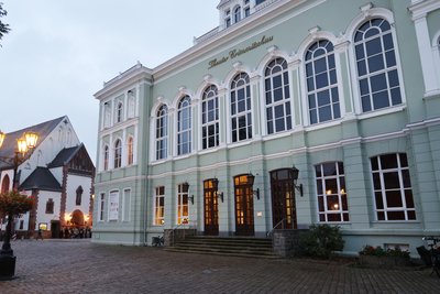 Die Außentreppe am Haupteingang des Theaters wird ab Ende Juni saniert und neu gestaltet.