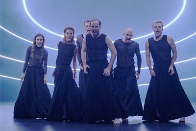 Das Ensemble der "Oedipus"-Schauspielinszenierung von Ulrich Rasche am Deutschen Theater deutet die Suche des Ödipus nach sich selbst als Weg in die Hölle: Julia Windischbauer, Linda Pöppel, Enno Trebs, Toni Jessen, Elias Arens und Yannik Stöbener (v. l.) in Aktion. 