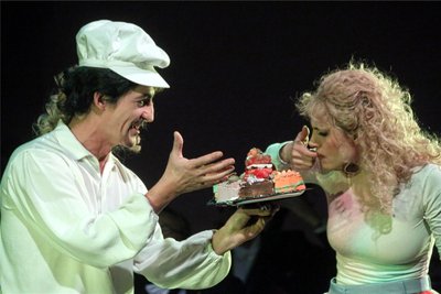 Verführte Alice (Anna Burger) auf besonders süße Weise: Keksfrau Frank Unger.