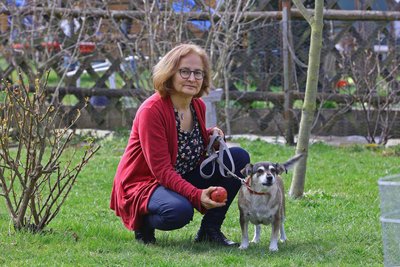Marion Meister mit der Familienhündin, die ihren Spielgefährten verloren hat. .