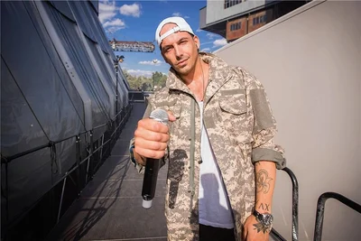 Raphael Ragucci als Rapper Raf Camora vor einem Auftritt beim "Splash!"-Festival 2016 in Ferropolis. 