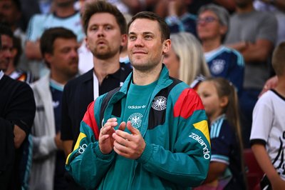 Lächelnder Zuschauer im Mainzer Stadion: Manuel Neuer. 