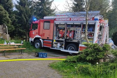 Über Stunden versuchten die Feuerwehren, den Brand in dem Wohnhaus zu löschen.