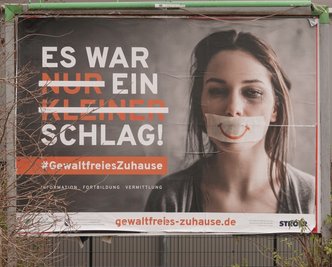 Der Verein "Gewaltfreies Zuhause Sachsen" macht mit Plakaten auf das Thema aufmerksam. 