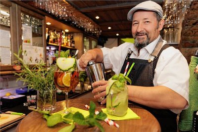 Thomas Fischer von der Annaberger Altstadtkneipe „Papperla Pub“ mixt für die Erzgebirgsredaktion der „Freien Presse“ zwei der beliebten Cocktails für den Start in den Sommer. Es gibt sie ab sofort auch zum Mitnehmen.
