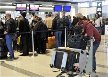 Wer wegen der Vulkanaschewolke nicht nach Hause fliegen kann, sollte umgehend seinen Chef informieren, um Ärger am Arbeitsplatz zu vermeiden. Hier wartet ein Passagier am internationalen Flughafen von Tokio auf einen Flug.