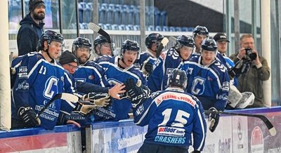 Jubel über den ersten Saisonsieg: Am Samstag gewannen die Crashers mit 5:0 gegen Niesky, am Sonntag folgte der nächste Streich. 