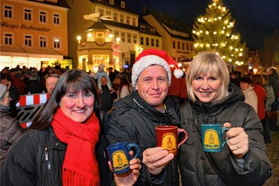 Carmen Weiß (l.), Jan Held und Carina Greysinger konnten zum Pyramidenanschub  in Hainichen schon den Glühwein aus den neuen Tassen trinken. 