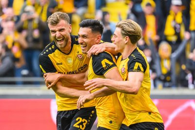 Lars Bünning und Jonas Oehmichen jubeln gemeinsam mit Torschütze Claudio Kammerknecht (2. v.li.).