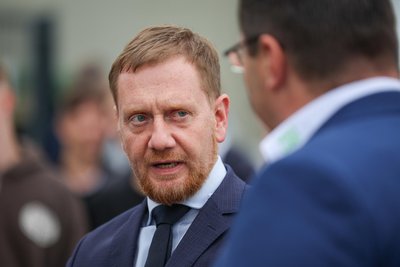 Wiederholt forderten Landrat Thomas Hennig (rechts) und sächsische Amtskollegen von Ministerpräsident Michael Kretschmer finanzielle Entlastung für die Kommunen.