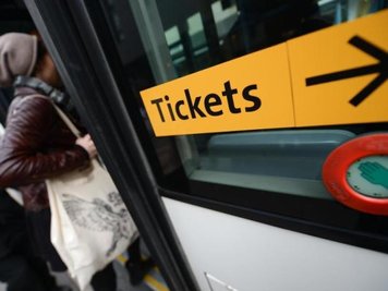 Ohne Ticket Bus und Bahn fahren: Ein Vorschlag zur Verbesserung der Luftqualität.