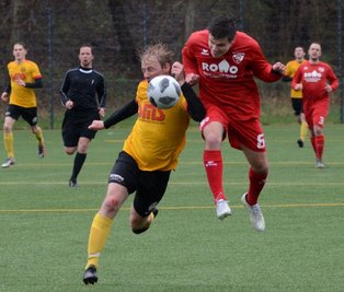 Augen zu und durch: Auerbachs Toni Tuschinski (links) und Toni Kühnel im Kampf um den Ball. Rodewisch hatte vor 125 Fans im Regen mit 0:1 das Nachsehen.