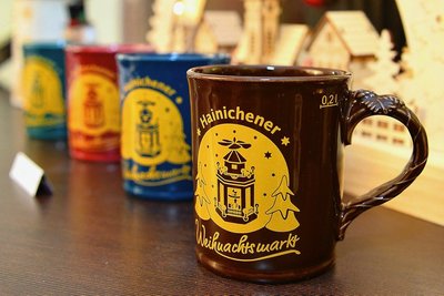 Die Glühweintassen mit dem Motiv "Hainichener Weihnachtsmarkt" sind in vier Farben auch im Gästeamt für 5 Euro pro Stück erhältlich. 