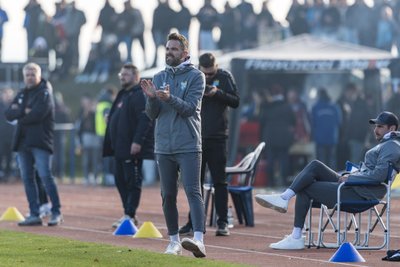 Klatscht Beifall: CFC-Trainer Benjamin Duda war mit dem Auftritt seiner Mannschaft sehr zufrieden.