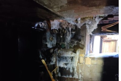 Das Foto lässt nur erahnen, wie stark beschädigt der Heizungsbereich des Hauses aussieht.