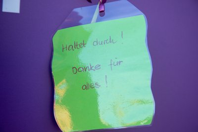 Eine Mutmach-Botschaft wurde am Eingang zum Pflegheim Bethlehemstift in Zwönitz angebracht.