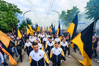 Die Mannschaft lief durch ein dichtes Fanspalier zum Stadion.