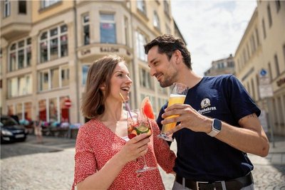 Susann Rehnert aus Annaberg mag den „Melodie Spritz“, den ihr Daniel Hornig empfohlen hat. Der Betreiber der Annaberger Bar "Melodie" selbst genießt ein Apfelradler.