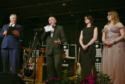 Luise Wurlitzer, Carolin Hager, André Worbs, Ortsvorsteher von Erlbach, und Vladimir Vorm, Bürgermeister von Luby/Schönbach (von rechts).