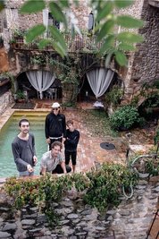 Die Rockband Annen May Kantereit aus Köln: Gitarrist Christopher Annen (links), Schlagzeuger Severin Kantereit (Mitte vorn), E-Bassist Malte Huck (Mitte hinten) und Sänger Henning May. 