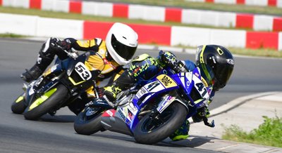Nachwuchsrennfahrer Fillin Lorenz vom AMC Sachsenring (vorn vor dem Schweizer Levin Phommara) sorgte beim Heimwettbewerb für Furore. Der achtjährige Glauchauer hat gerade erst den Aufstieg zu den Mini-Bikes gewagt und konnte schon den Bronzerang in der Klasse Ohvale bejubeln. 