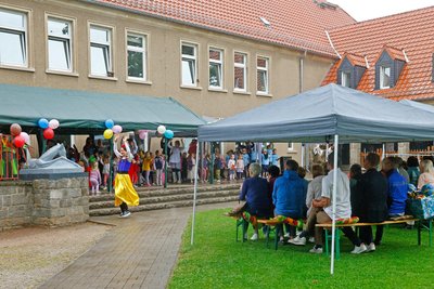 Trotz des Regens: Mädchen und Jungen präsentierten zur Festwoche ein Programm.