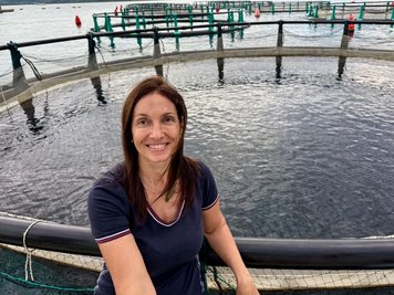 An einem der Becken ihrer Fischzucht: Irena Fonda.