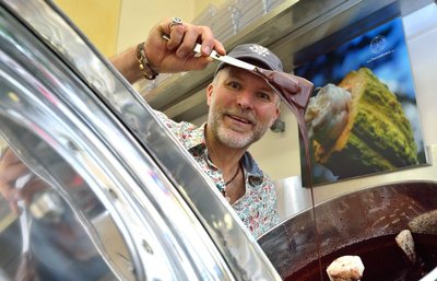 Patrick Walter (Choco del Sol) am Melangeur, das die Bohnen zu Schokolade zermalt und verfeinert.