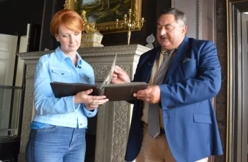 Beate Werner im Gespräch mit Museumschef Jürgen Knauss.