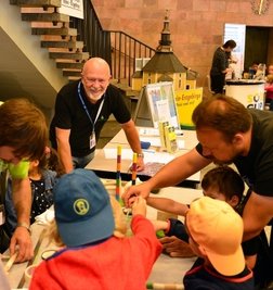 Bei Horst Drichelt (Mitte hinten) vom Klein-Erzgebirge Oederan konnten bei der Makers United in Chemnitz auch Chemnitz-Schornsteine gebaut werden. 
