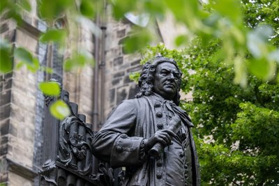 Das Bach-Denkmal im Hof der Thomaskirche in Leipzig erinnert an den berühmten Thomaskantor: Am Sonntag ist die Bachkantate „Gott der Herr ist Sonn und Schild“ in Schneeberg zu hören.